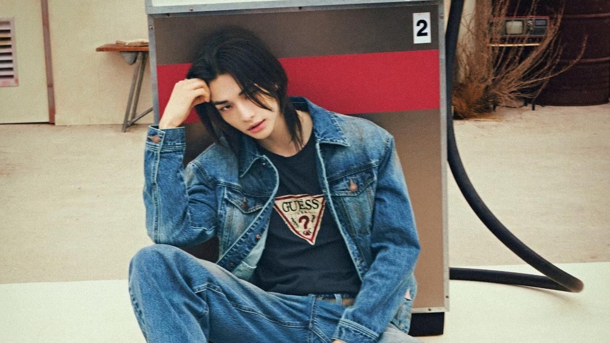 Hyunjin Stray Kids Jadi Wajah Kampanye GUESS, Tampilkan Gaya Denim hingga Leather — gambar dari Liputan6 Lifestyle