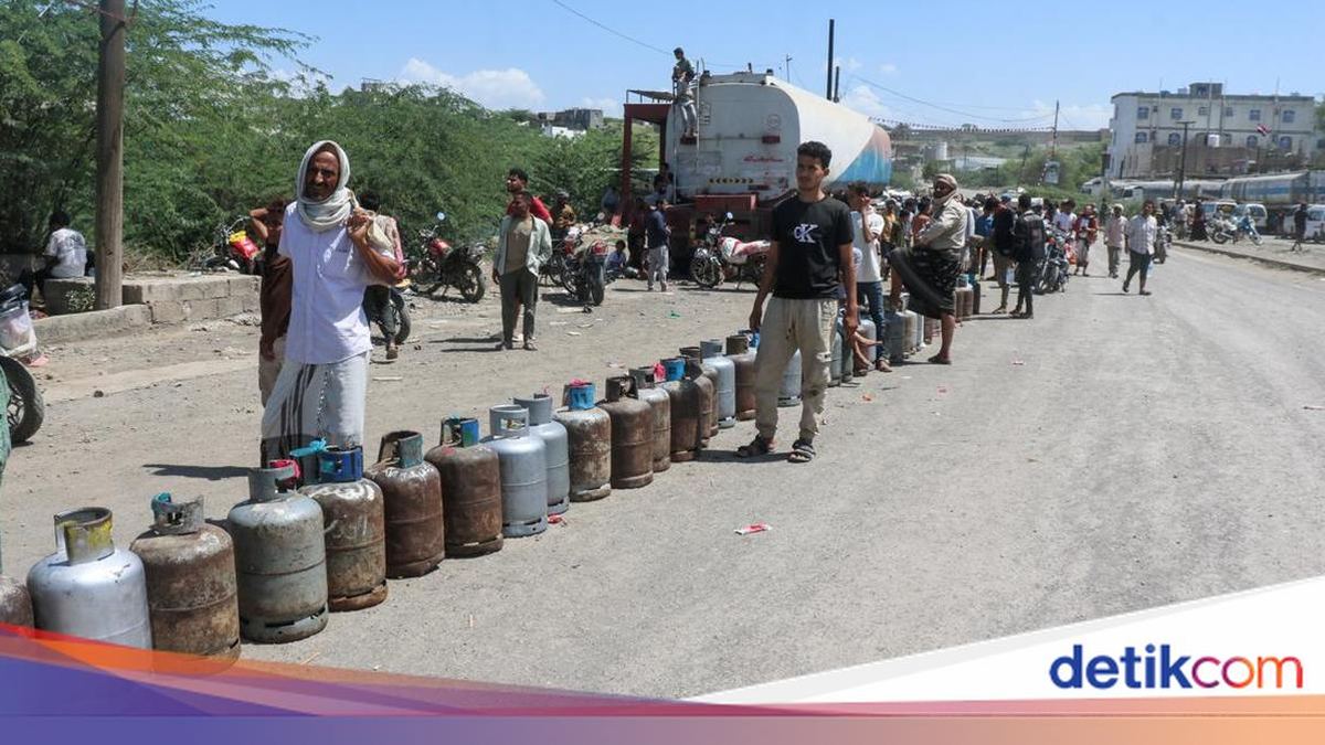 Krisis Bahan Bakar, Antrean Tabung Gas Mengular di Jalan — gambar dari Detik Finance