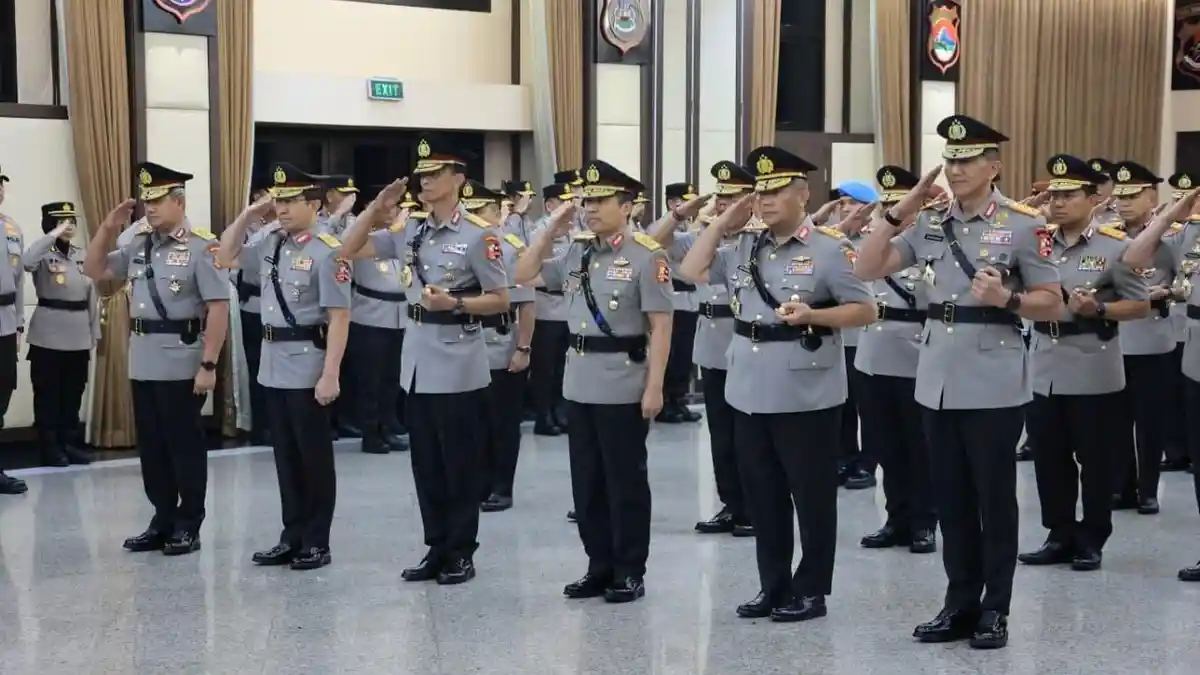 Pelantikan Irjen Dadang Hartanto Sebagai Kapolda Metro Jaya Tertunda Karena Sedang Umrah — gambar dari Tribun
