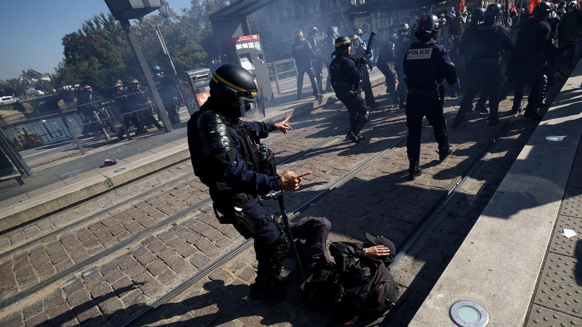 FOTO: Puluhan Ribu Pelajar Demo di Prancis Tuntut Rombak Pendidikan — gambar dari CNN Internasional