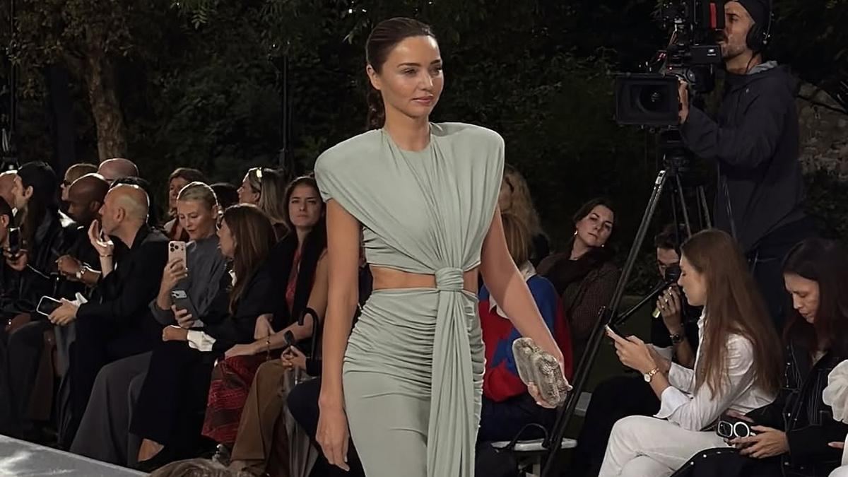 Paris Fashion Week 2027, Pesona Miranda Kerr Comeback ke Runway Setelah Hampir 10 Tahun — gambar dari Liputan6 Lifestyle