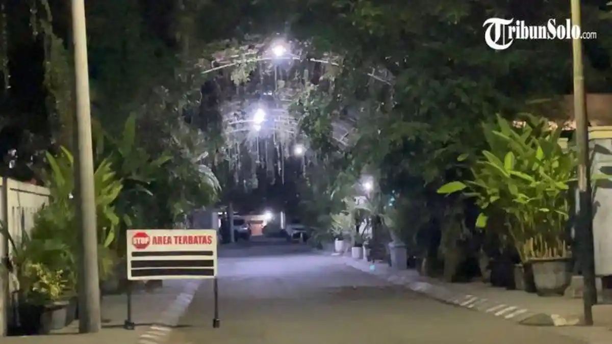 Usai MK Bacakan Putusan Gugatan Ijazah Gibran, Begini Suasana Rumah Jokowi di Solo — gambar dari Tribun