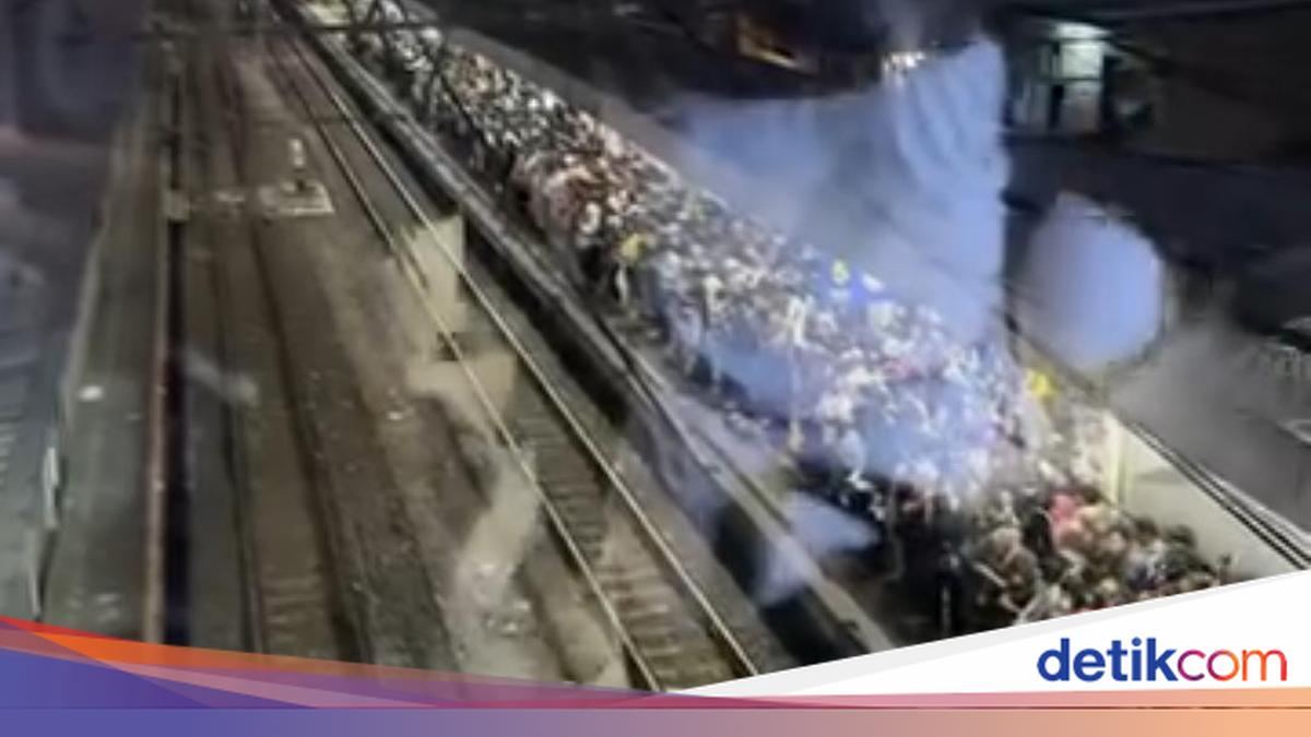 Gigit Jari gara-gara Eskalator Stasiun Duri — gambar dari Detik