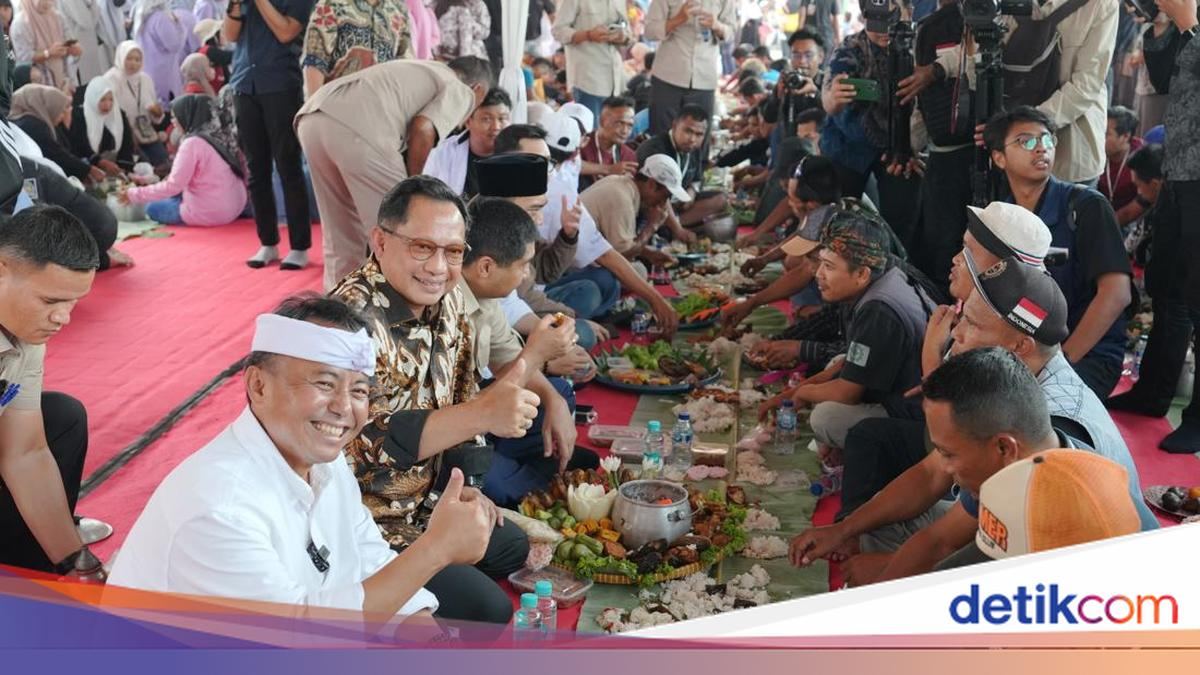 Mendagri Makan Liwet Bareng Sopir Truk Genteng di Purwakarta — gambar dari Detik