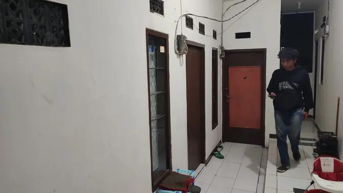 Densus 88 Geledah Rumah di Bandung, Sita Handphone hingga Cairan — gambar dari Liputan6 News