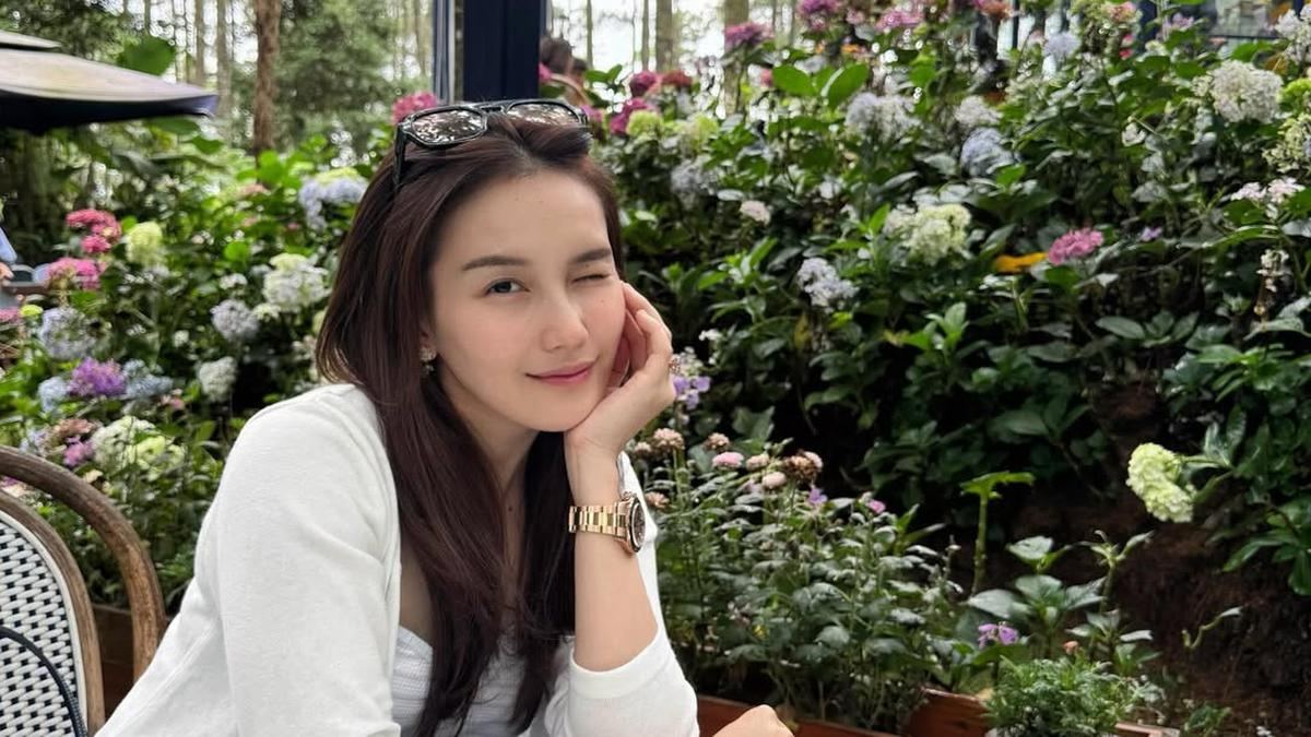 Ayu Ting Ting Foto Bareng Orang Tua Kevin Gusnadi, Disebut Mirip Sang Bunda — gambar dari Liputan6 Showbiz