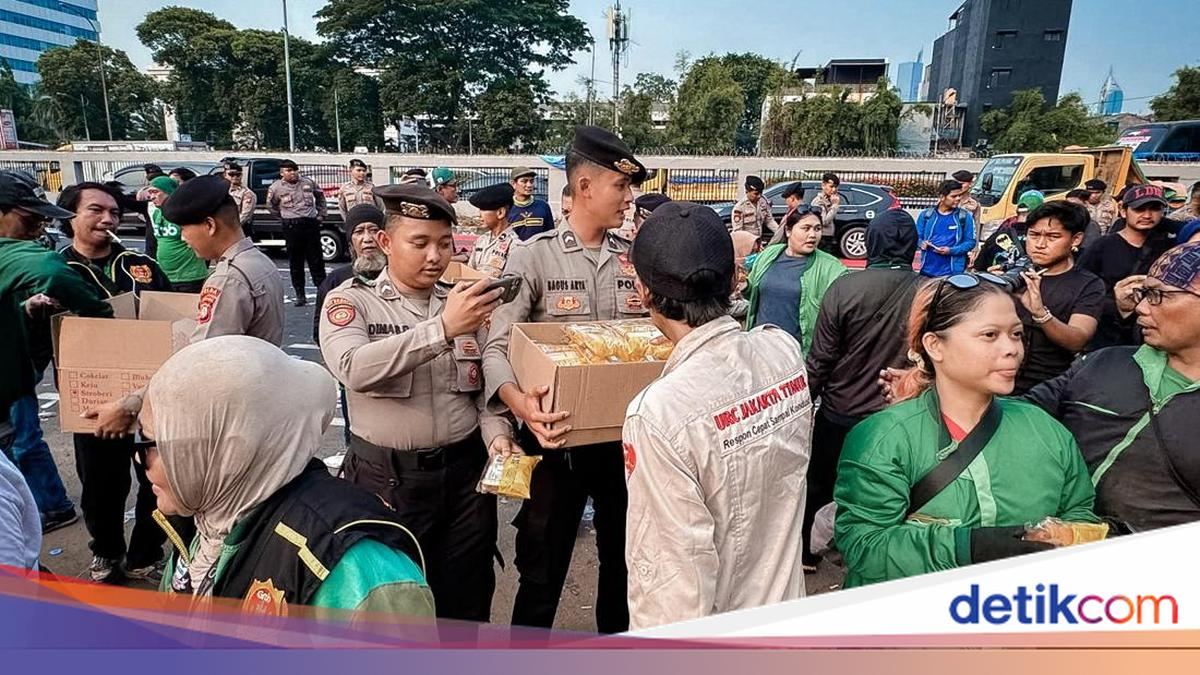Momen Polisi Bagikan Air Mineral-Roti ke Massa Buruh dan Ojol di DPR — gambar dari Detik