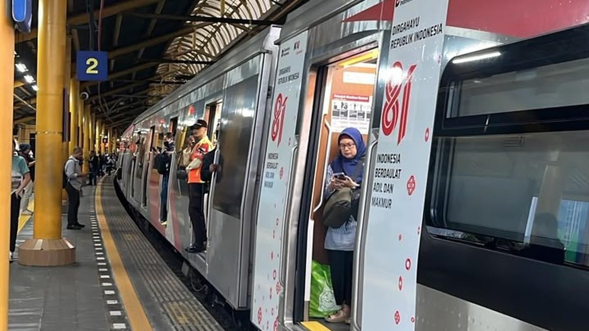 Eskalator Stasiun Duri Tiba-tiba Mundur, 12 Pengguna Terluka — gambar dari Liputan6 News
