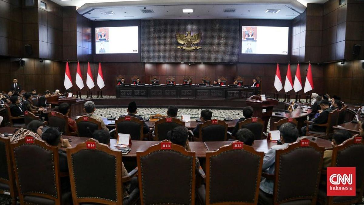 FOTO: MK Ketok Palu Terkait Gugatan Ijazah Gibran — gambar dari CNN Nasional