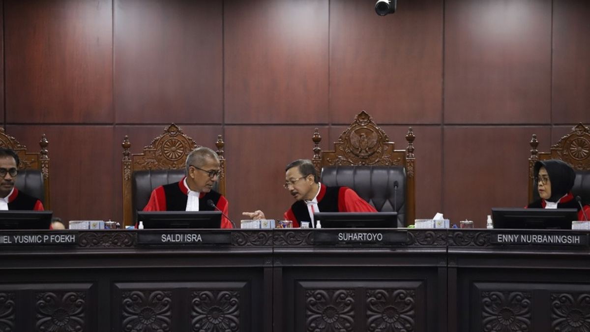Gugatan Denny Indrayana Ingin Gibran Didiskualifikasi Kandas, amp;nbsp;MK: Tak Miliki Legal Standing! — gambar dari Okezone