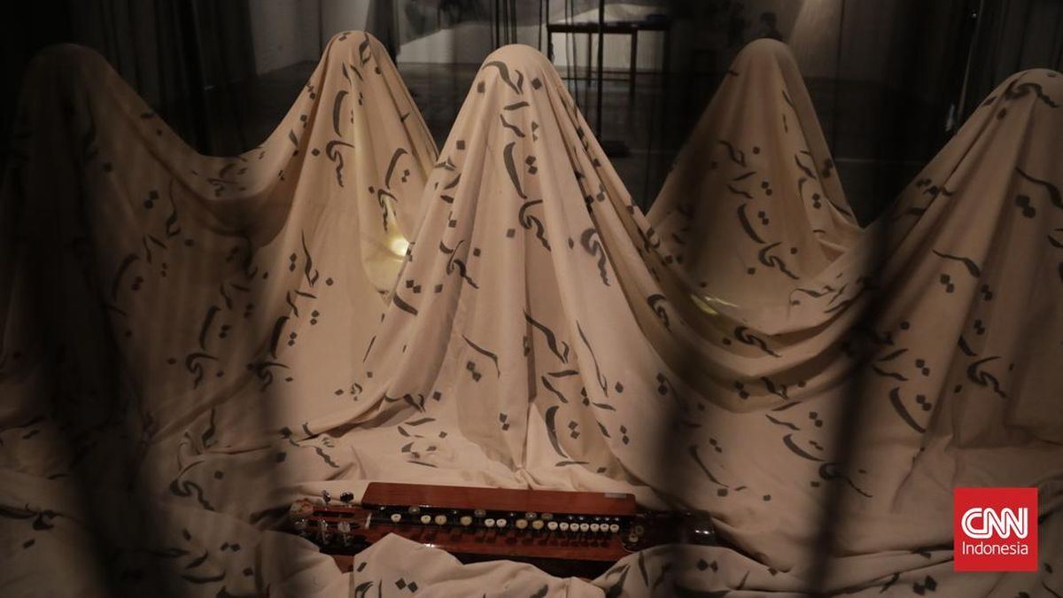 FOTO: Kebal, Tampilan Kaum Urban di Jakarta Biennale 2026 — gambar dari CNN Hiburan