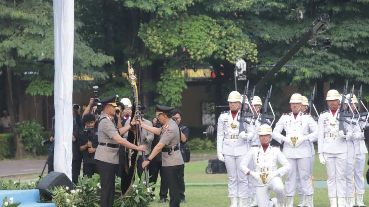 Panji Tribrata Diserahkan ke Kapolri Baru, Polri Ungkap Makna Tradisi Pergantian Kepemimpinan — gambar dari Okezone