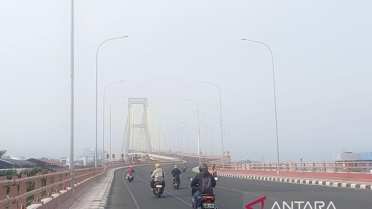 Potret Manado Dikepung Kabut Asap Pekat Kebakaran Hutan — gambar dari Liputan6 News