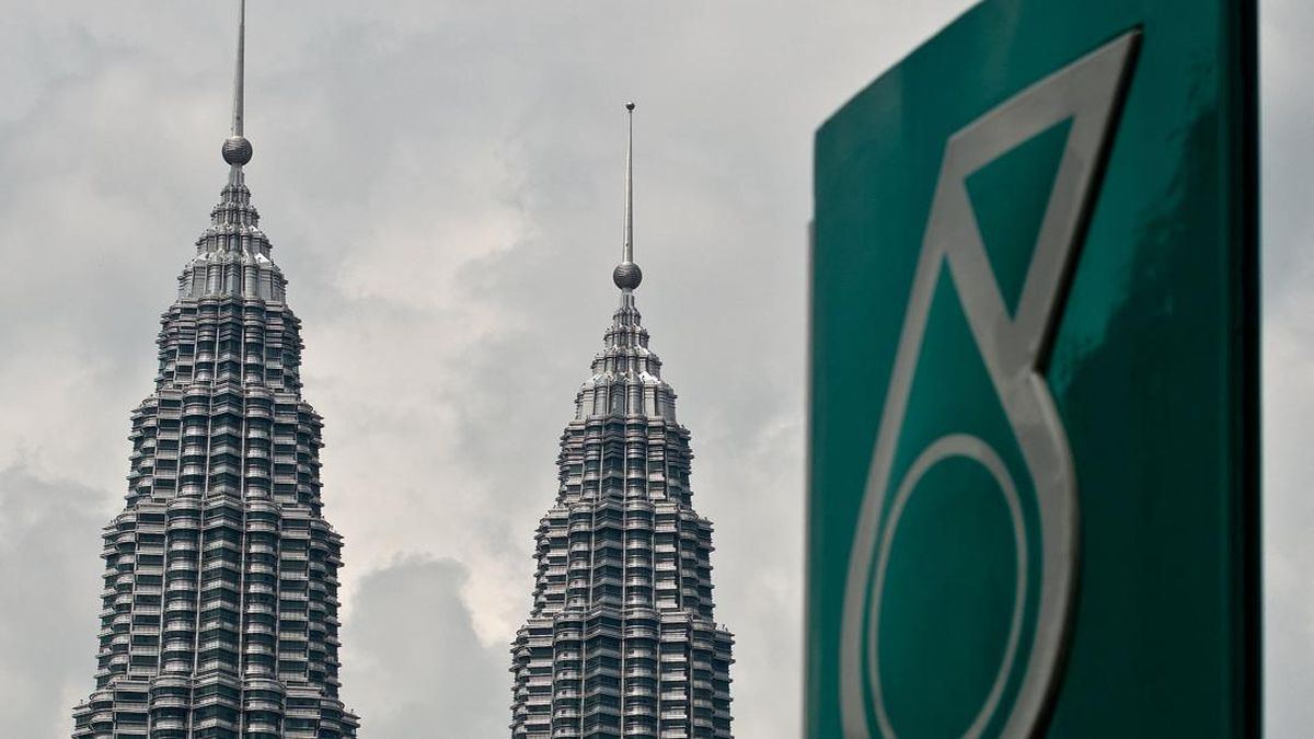 Ramai BBM Diduga Dioplos Air, Kemendag Malaysia Periksa 11 SPBU — gambar dari CNN Internasional