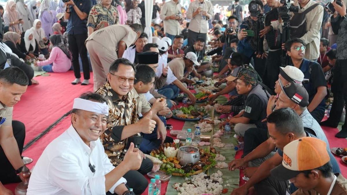 Mendagri Ngariung Nasi Liwet Bareng Sopir Truk Genteng di Purwakarta — gambar dari CNN Nasional
