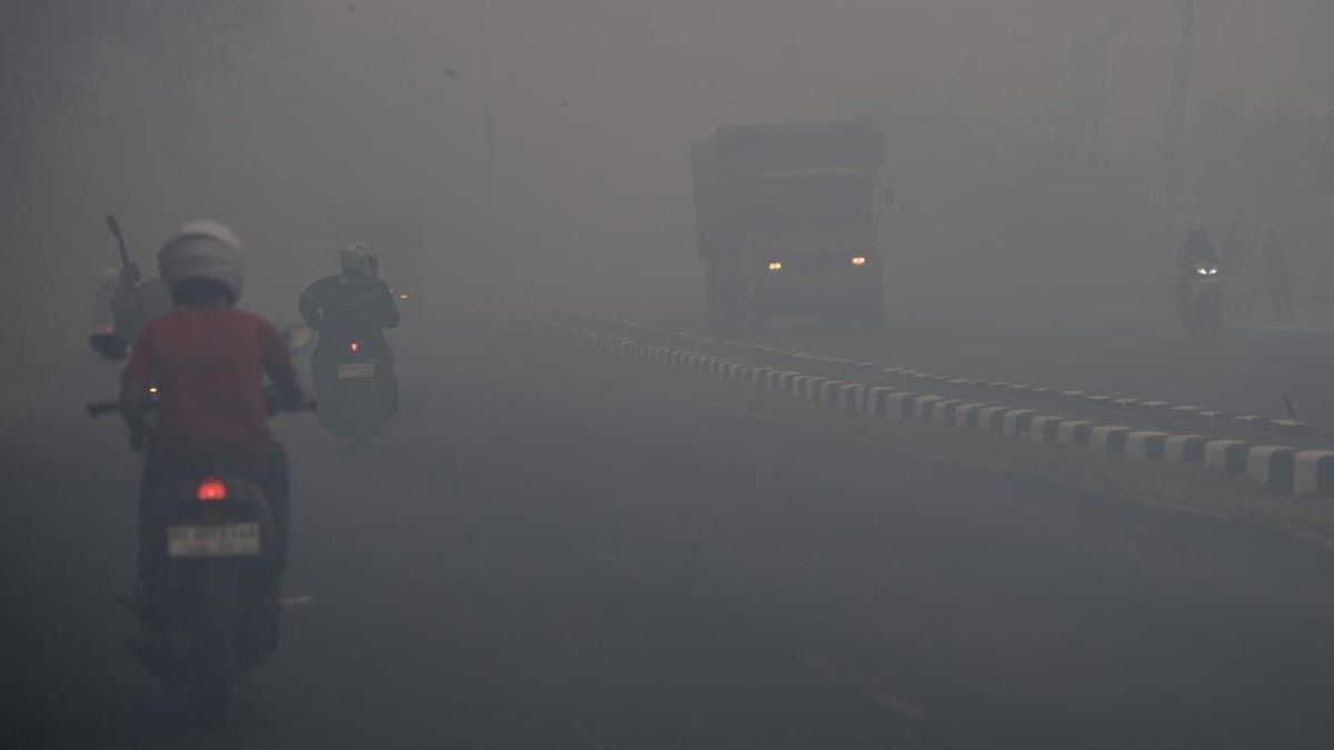 Ojol di Palembang Meninggal Usai Sesak Nafas, Diduga Imbas Kabut Asap — gambar dari CNN Nasional
