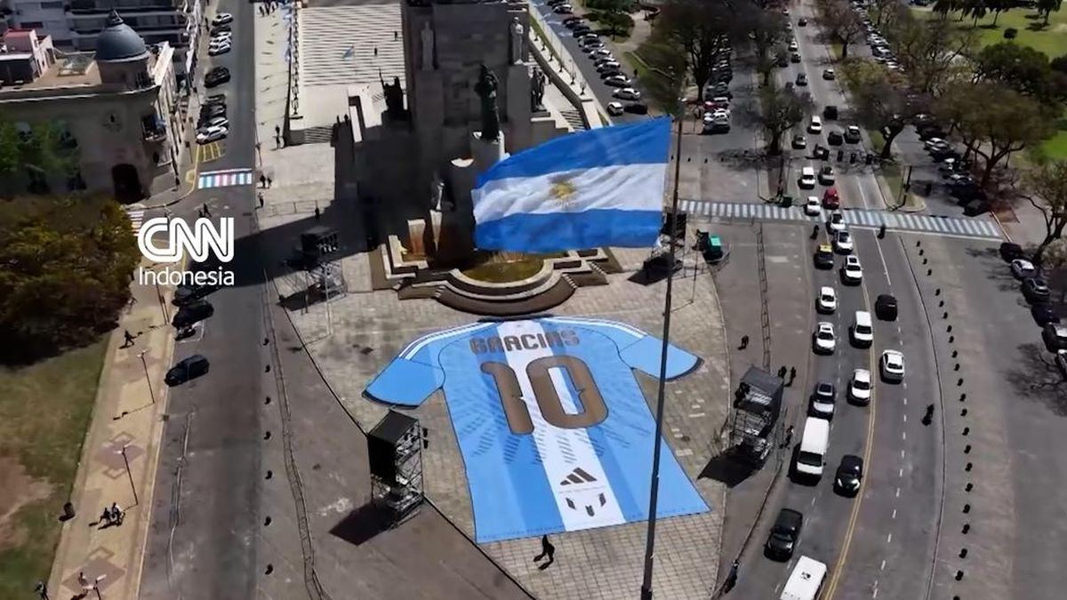 Penghormatan Terakhir, Jersei Raksasa Messi Membentang di Argentina — gambar dari CNN Indonesia