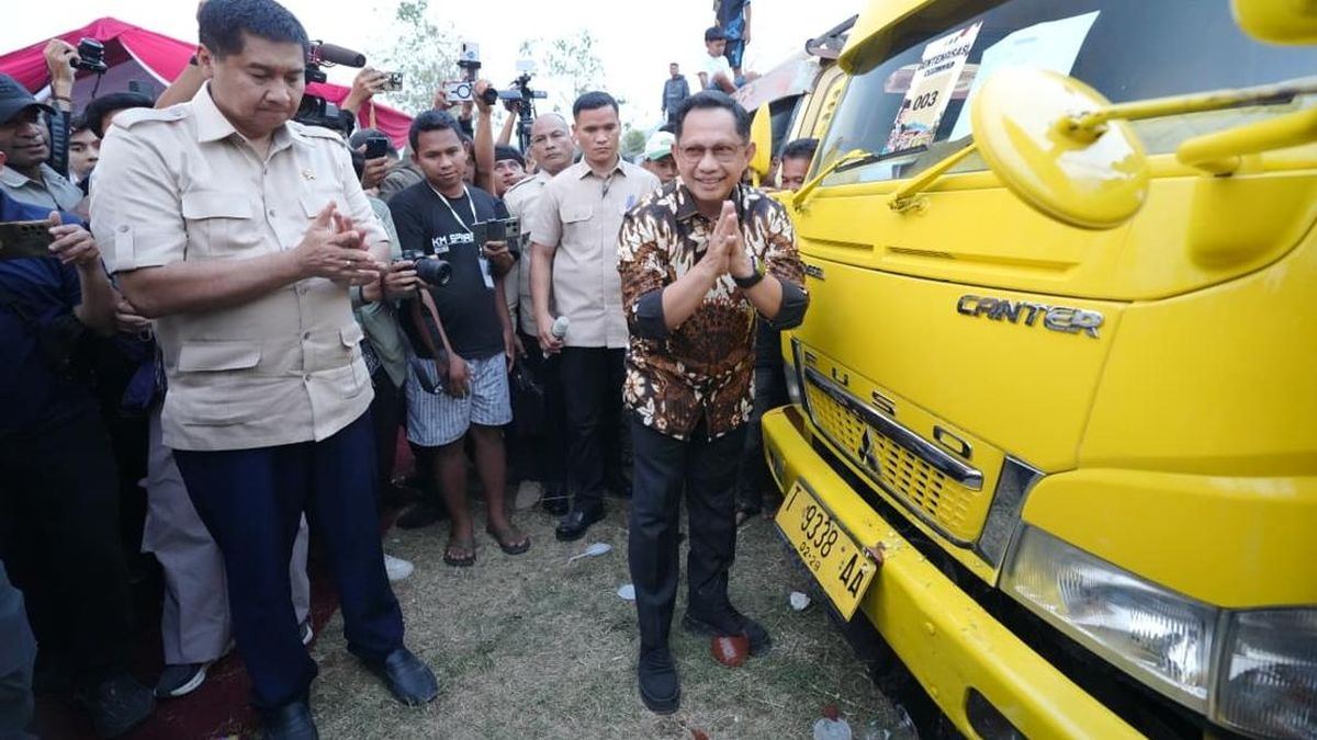 Mendagri dan Menteri PKP Lepas 125 Truk Program Gentengisasi Prabowo — gambar dari CNN Indonesia
