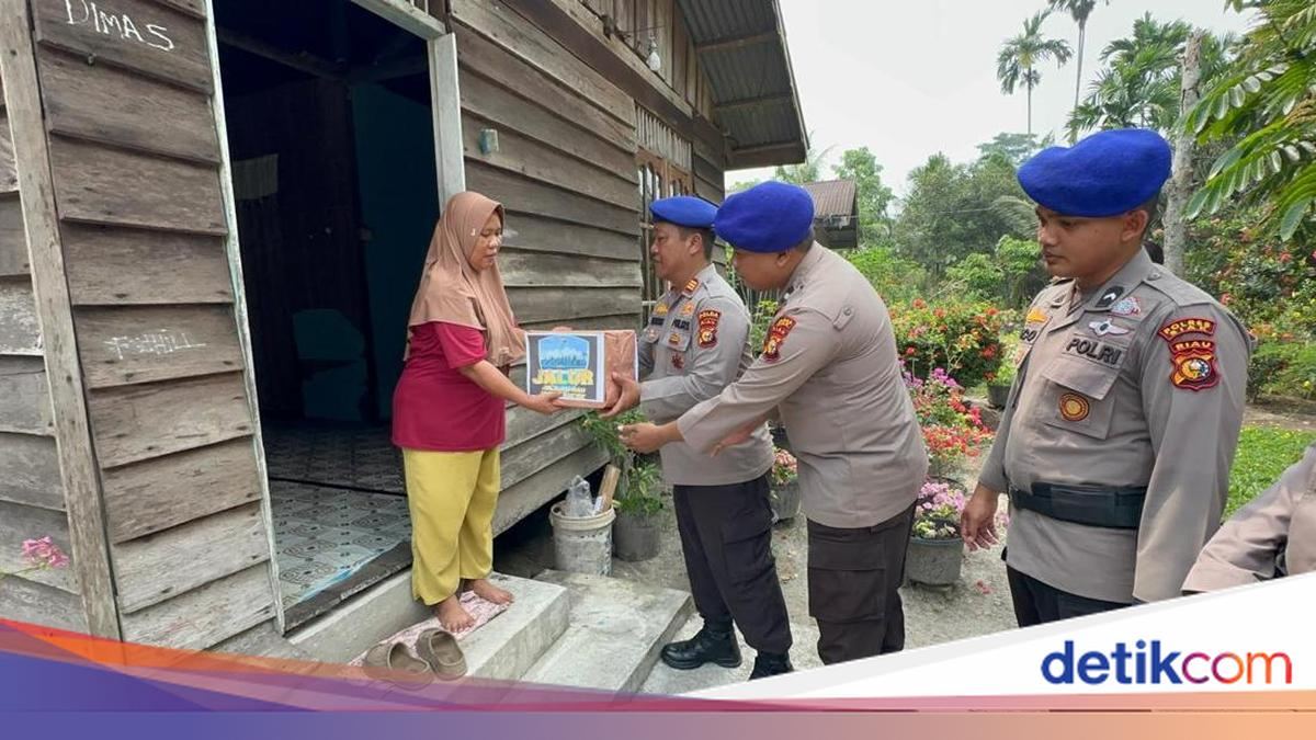 Lewat 'JALUR', Polres Siak Bagikan Sembako dan Pohon ke Warga Pesisir — gambar dari Detik