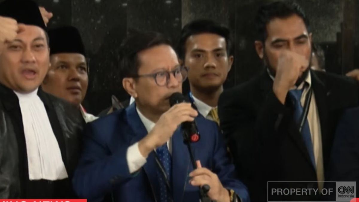 Relawan Gibran Kompak Sujud Syukur Usai Gugatan Denny Cs Kandas di MK — gambar dari CNN Nasional
