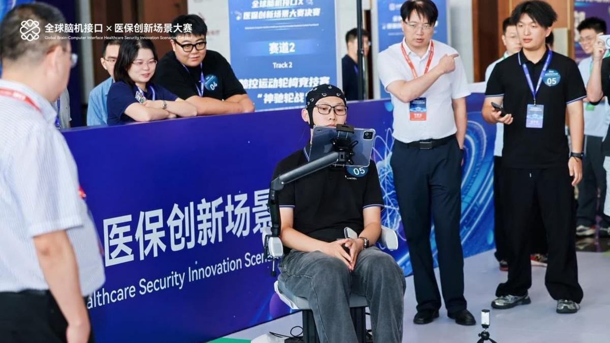 Cukup Pakai Pikiran, Kursi Roda Ini Bisa Melaju dan Berbelok — gambar dari Liputan6 Tekno