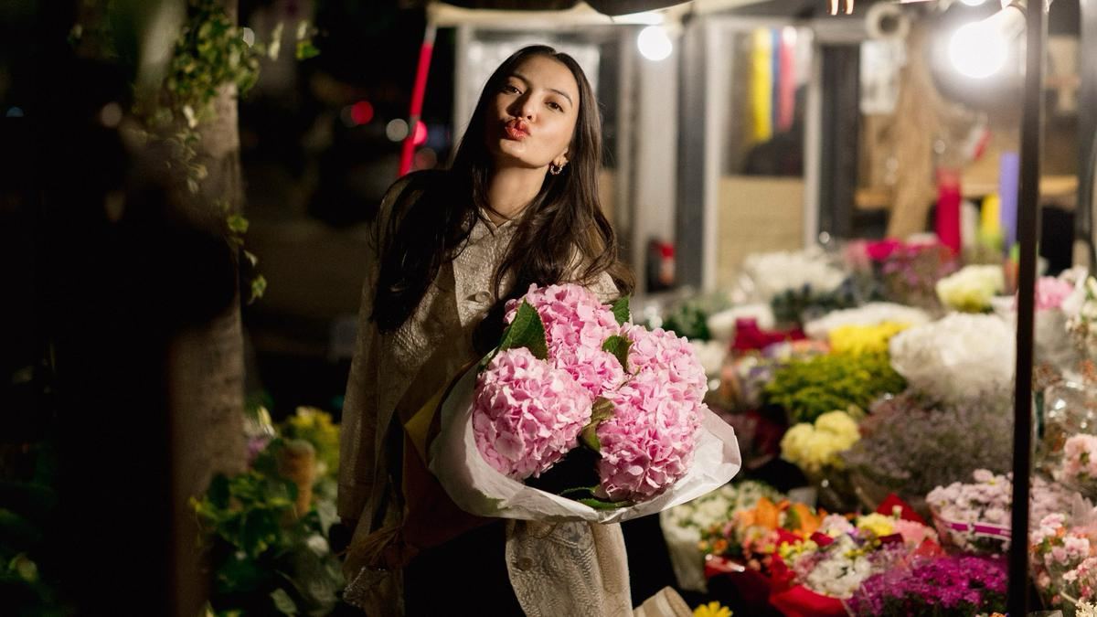 Raline Shah Pose di Toko Bunga Milan, Ajak Maknai Keindahan Alam — gambar dari Liputan6 Showbiz