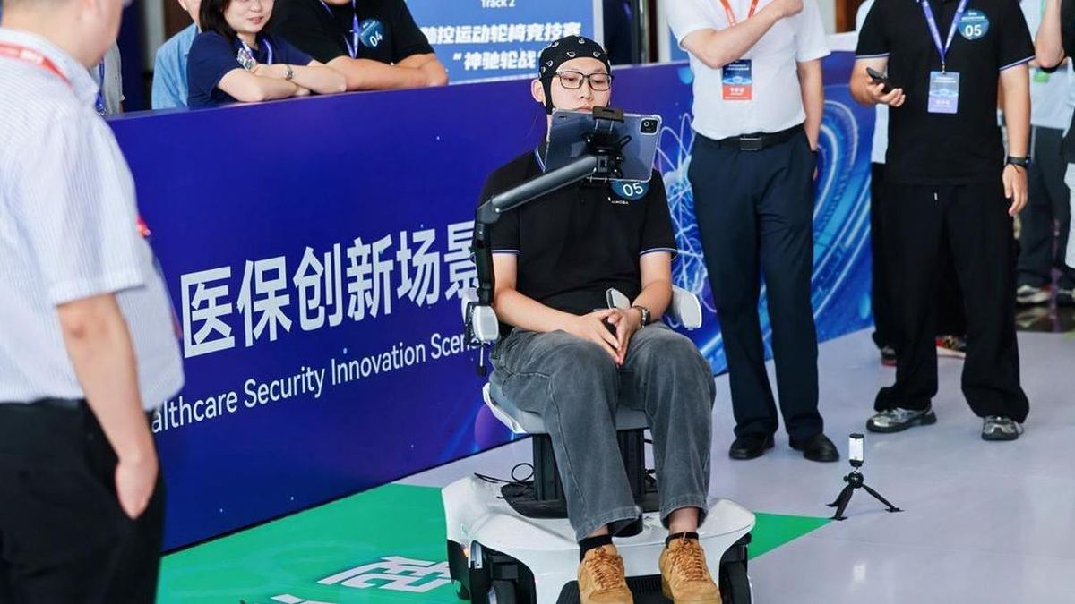 Bak Professor X, Kursi Roda Ini Bisa Bergerak Cuma Pakai Pikiran — gambar dari CNN Teknologi