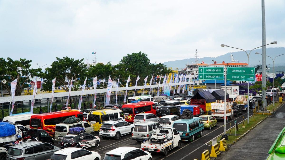 Macet Panjang di Penyeberangan Ketapang-Gilimanuk, Apa Solusinya? — gambar dari Okezone