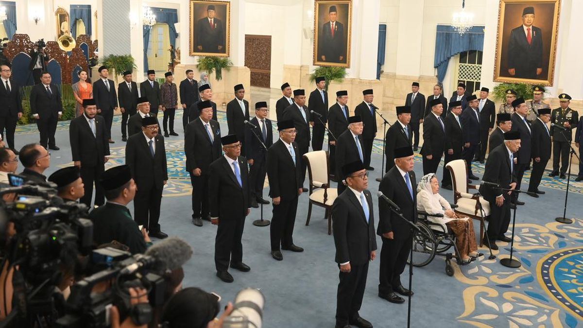 FOTO: Momen Prabowo Lantik Anggota Dewan Pertimbangan Presiden — gambar dari CNN Nasional