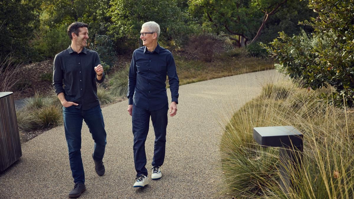 Mengenang 15 Tahun Kepergian Steve Jobs, Tim Cook dan John Ternus Tulis Pesan Menyentuh — gambar dari Liputan6 Tekno